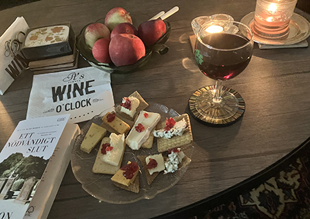 Ostassiett vin och boken Ett nödvändigt slut