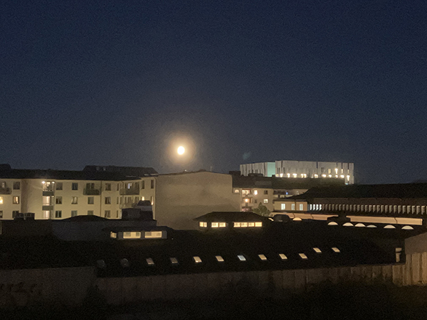 Septembermåne över hustaken