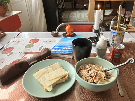 Söndagsfrukost med ägg Hopptimisten och boken Punkten där vågorna bryter