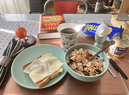 Söndagsfrukost med rostat bröd fil ägg sill Hopptimisten o Hundra dagar i juli