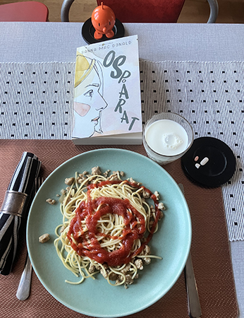 Spaghetti och kycklingfärs med ketchup Hopptimisten och Ospårat