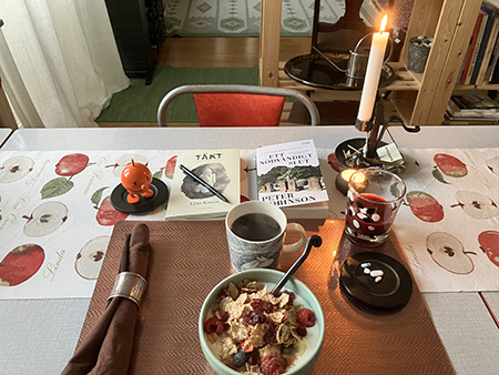 Torsdagsfrukost med tända ljus och böckerna Täkt o Ett nödvändigt slut