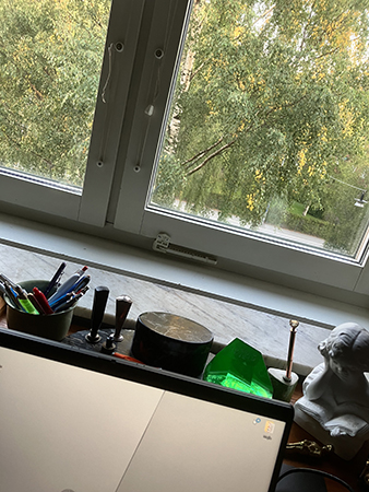 Vid jobbdatorn o tomt fönster i arbetsrummet