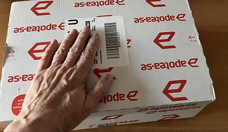 En låda från Apotea med min hand på