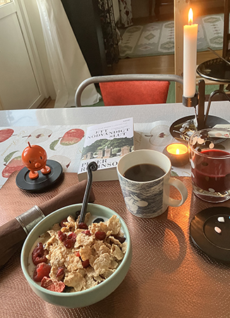 Frukost med Ett nödvändigt slut Hopptimisten och tända ljus