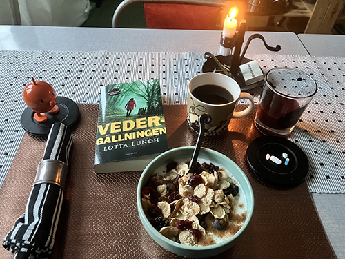 Frukost med Hopptimisten Vedergällningen och tänt ljus