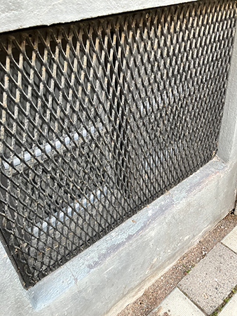 Gallerförsett litet fönster