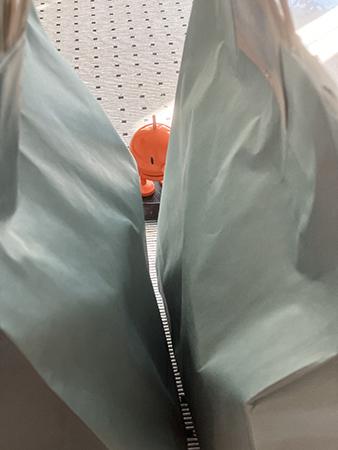 Helgkassar och Hopptimisten tittar mellan dem Helgkassar och Hopptimisten tittar mellan dem