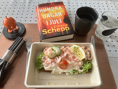 Hemmalunch räkmacka kaffe vinbärsbladssaft Hopptimisten o Hundra dagar i juli