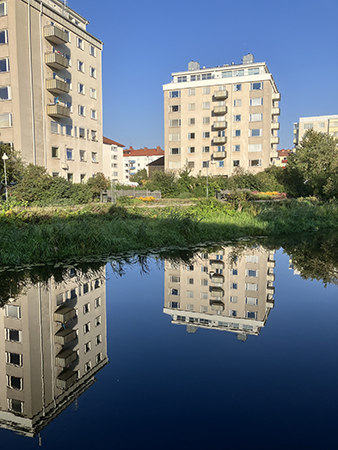 Höghus blå himmel Fyrisån