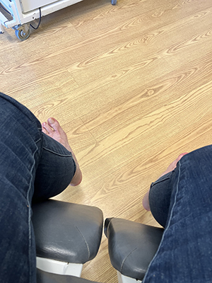 I väntan på hjälp med onda fötter