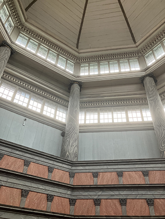 Inne i anatomiska teatern tak och väggar