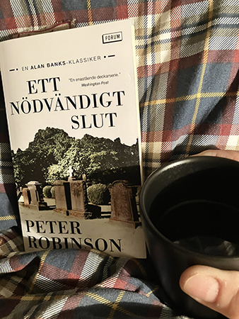 Kaffe på sängen och boken Ett nödvändigt slut