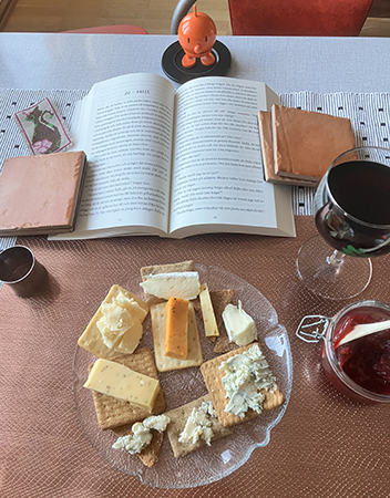 Ostassiett marmelad vin Hopptimisten o uppslagen bok