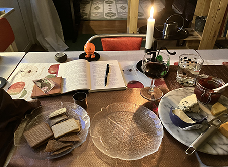 Ostbricka vin kex Hopptimisten tända ljus bokuppslag