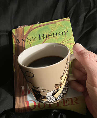 Översättningen av Anne Bishops bok Blodets dotter och kaffe på sängen