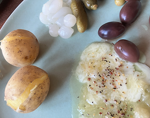 Potatis raclette syltlök cornichons och oliver