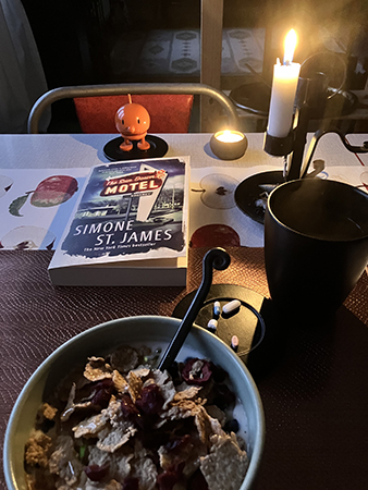 Tisdagsfrukost med tända ljus Hopptimisten och boken The Sun Down Motel