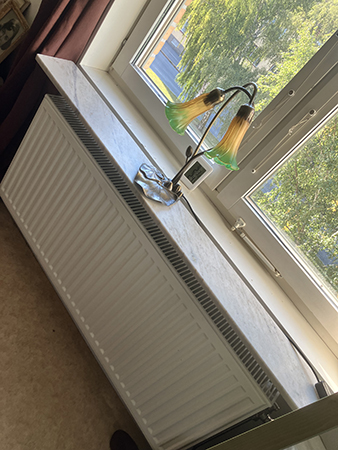 Tömt i sovrumsfönstret bara fönsterlampan o termometern kvar