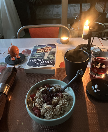 Torsdagsfrukost med rykande hett kaffe tända ljus Hopptimisten o The Sun Down Motel Torsdagsfrukost med rykande hett kaffe tända ljus Hopptimisten o The Sun Down Motel