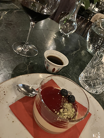 Vin panacotta kardemummakaffe på Byblos