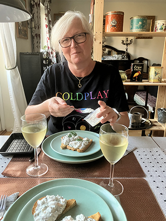 Anna äter Toast Skagen till förrätt