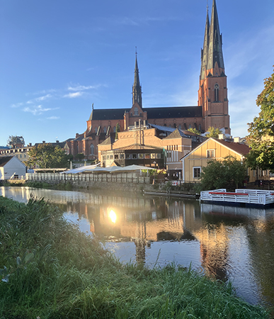 Domkyrkan och solen speglar sig i Fyrisån