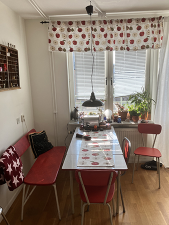 Höstfixat i köket med gardin o löpare med äpplen på