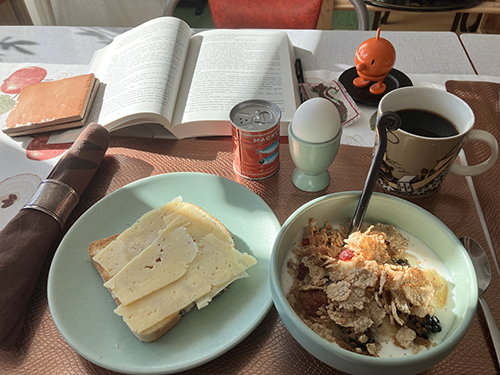 Lördagsfrukost med uppslagen bok o Hopptimisten