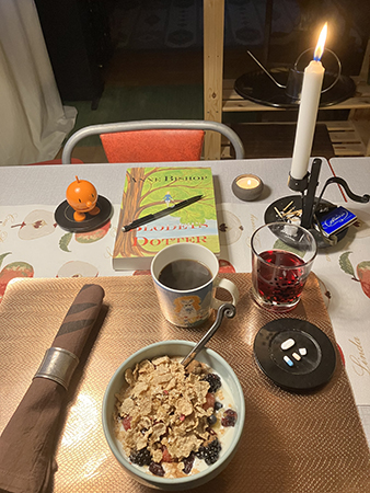 Måndagsfrukost med tända ljus Hopptimisten och Blodets dotter