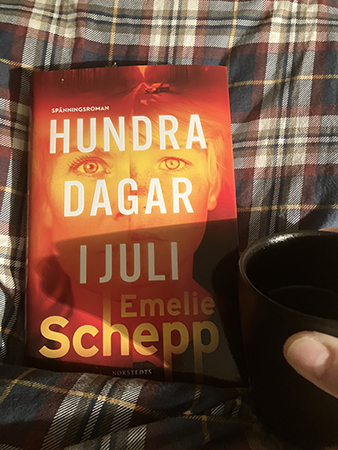 Boken hundra dagar i juli och kaffe på sängen Boken hundra dagar i juli och kaffe på sängen