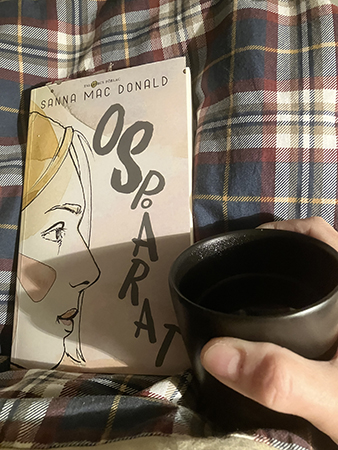 Boken Ospårat och kaffe på sängen