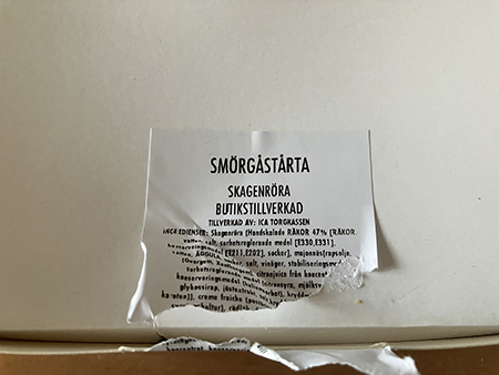 Låda med smörgåstårta med skagenröra