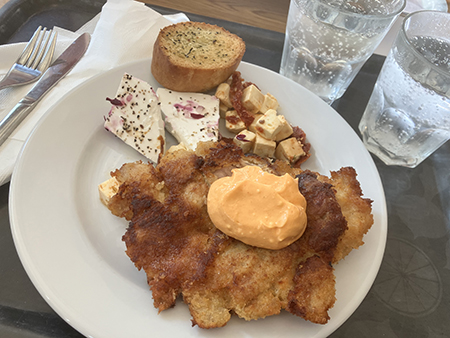 Lunch panerad kyckling med dipp fetaost vitlöksbröd