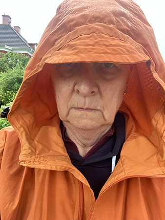 I orange jackan med luva på huvudet I orange jackan med luva på huvudet