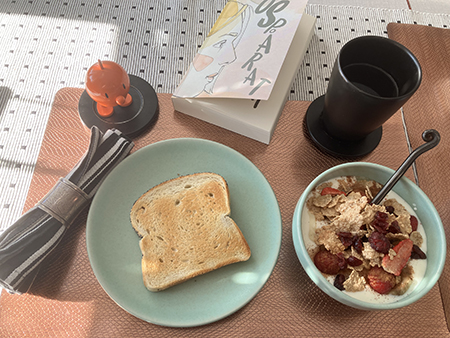 Lördagsfrukost vid soligt köksbord med Hopptimisten och Ospårat