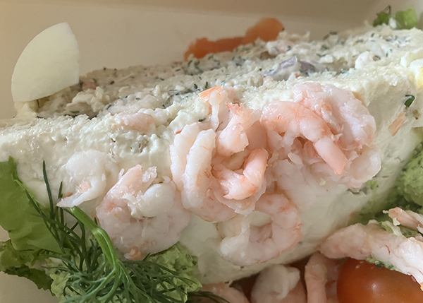 Smörgåstårta med räkor och skagenröra