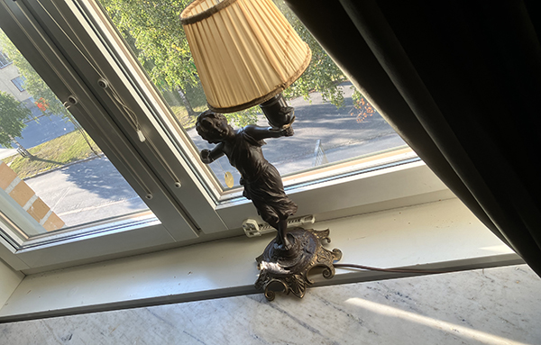 Tömt i arbetsrumsfönstret bara fönsterlampa kvar