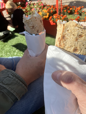 Anna o jag äter laxrullar på matmarknaden Vaksala torg