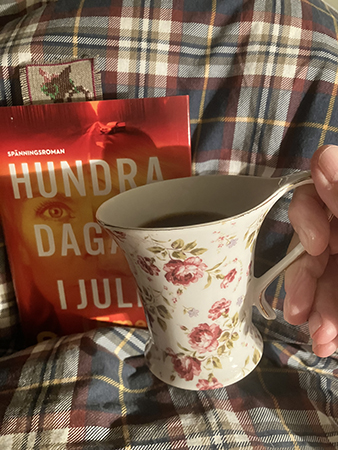 Kaffe på sängen i söndagsmuggen och Hundra dagar i juli