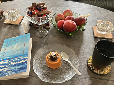 Eftermiddagsfika med Noisette och boken Punkten där vågorna bryter