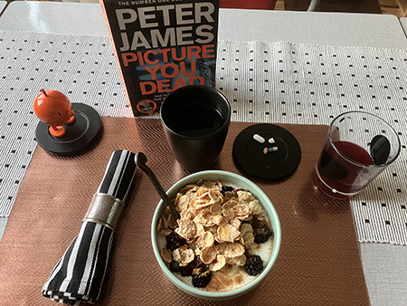 Fredagsfrukost med snart utläst bok