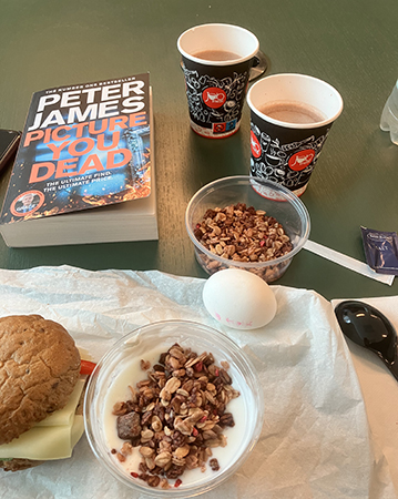 Jobblunch med glutenfri macka yoghurt ägg varm choklad o Pciture you dead