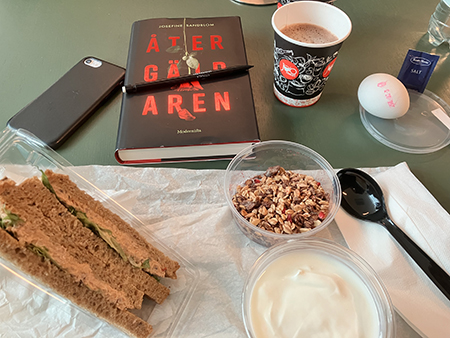 Jobblunch med trekantsmackor och Återgäldaren