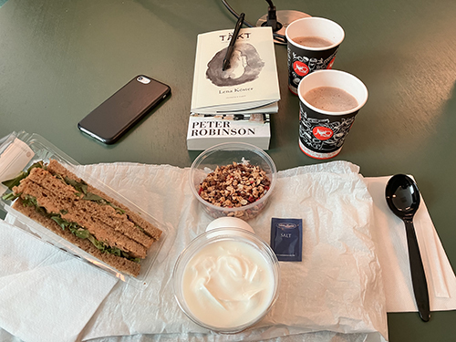 Jobblunch med två böcker