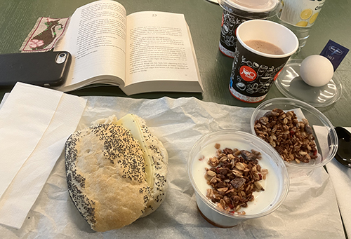 Jobblunch med uppslagen bok