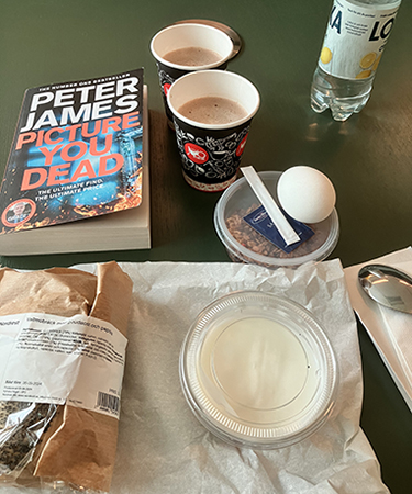 Jobblunch med yoghurt ägg varm choklad ostmacka