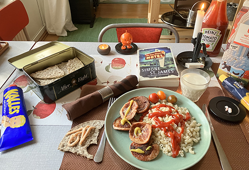 Kalkonkorv och makaroner The Sun Down Motel Hopptimisten tända ljus