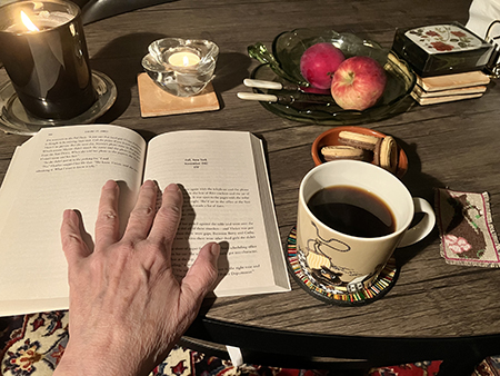 Kvällsfika med bok och Ballerinakex