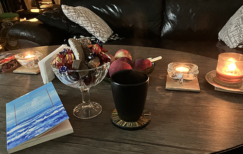 Lördagsgodis kaffe och boken Punkten där vågorna bryter